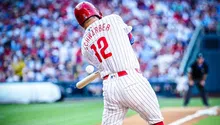 El bateador de los Filis, Kyle Schwarber, conecta 4 jonrones en el juego contra los Bravos