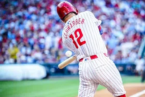 El bateador de los Filis, Kyle Schwarber, conecta 4 jonrones en el juego contra los Bravos