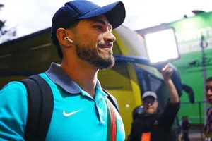 Captan a Henry Martín en peculiar momento mientras veía al América desde la tribuna