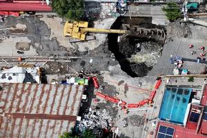 Crece socavón en Iztapalapa: ya tiene 10 metros de diámetro y provoca desalojo de 27 personas