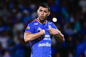 De la cancha a YouTube: Erik Lira muestra su vida en “Imprescindible”