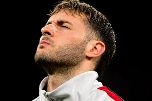 ¡Otra vez no! Santi Giménez falló jugada clara de gol