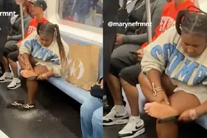 VIDEO: Mujer se lima el talón dentro de un vagón del Metro y causa indignación