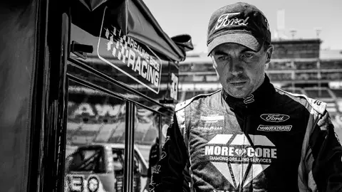 Frankie Muniz sufre lesión en la muñeca y se perderá la temporada de NASCAR