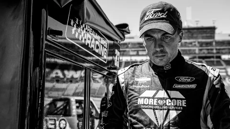 Frankie Muniz sufre lesión en la muñeca y se perderá la temporada de NASCAR