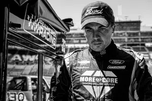 Frankie Muniz sufre lesión en la muñeca y se perderá la temporada de NASCAR