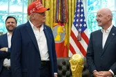 Donald Trump recibe la Copa del Mundo en la Casa Blanca y 'amenaza' con no devolverla