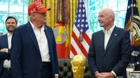Donald Trump recibe la Copa del Mundo en la Casa Blanca y 'amenaza' con no devolverla