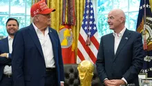 Donald Trump recibe la Copa del Mundo en la Casa Blanca y 'amenaza' con no devolverla