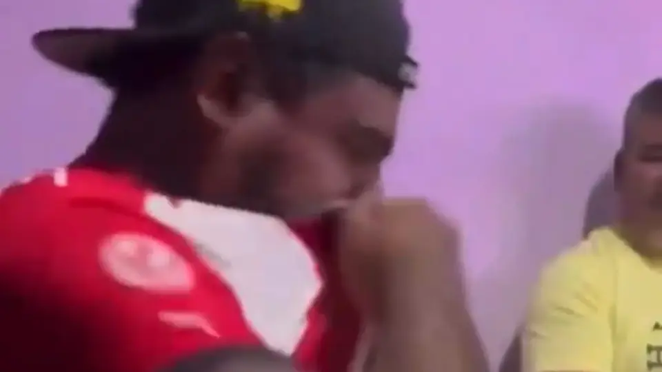 Aficionado de Chivas rompe su playera tras derrota ante Cruz Azul y se vuelve viral