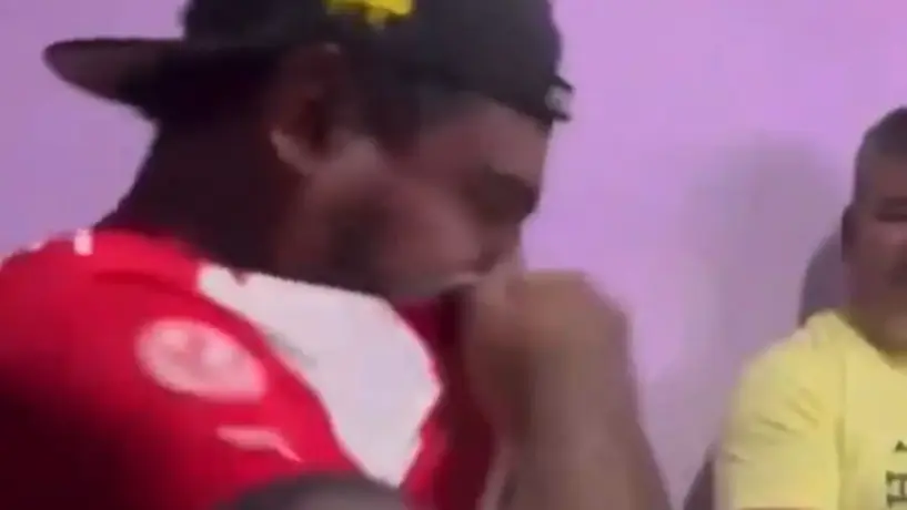 Aficionado de Chivas rompe su playera tras derrota ante Cruz Azul y se vuelve viral