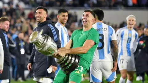 Futuro definido: 'Dibu' Martínez continuará en el Aston Villa