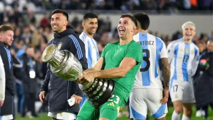 Futuro definido: 'Dibu' Martínez continuará en el Aston Villa