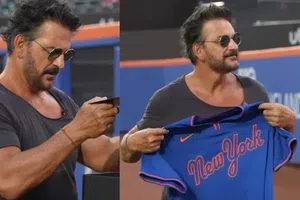 Ricardo Arjona sorprende al recorrer el diamante de los Mets en Nueva York