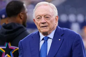 Jerry Jones es multado por la NFL tras gesto obsceno ante Jets