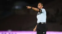 Luis Enrique Santander vive momento cómico por fallo de micrófono en el Juárez vs Mazatlán