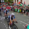 Ciclistas de la Vuelta a España votan seguir compitiendo tras protestas pro-palestinas