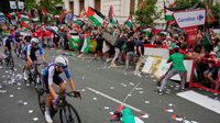 Ciclistas de la Vuelta a España votan seguir compitiendo tras protestas pro-palestinas