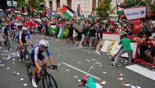 Ciclistas de la Vuelta a España votan seguir compitiendo tras protestas pro-palestinas