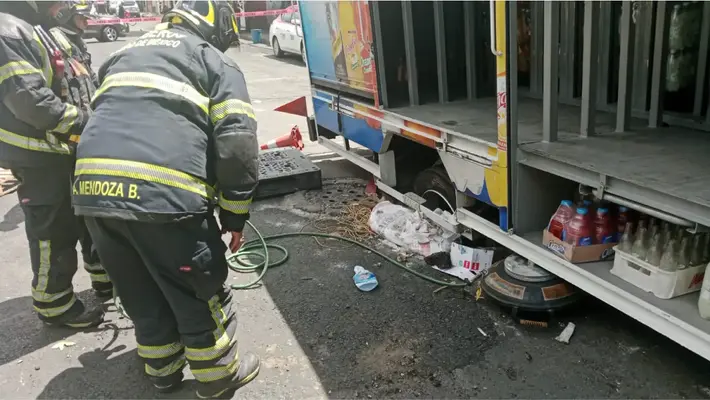 Socavones en CDMX: ahora un camión refresquero se hunde en Gustavo A. Madero