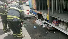 Socavones en CDMX: ahora un camión refresquero se hunde en Gustavo A. Madero