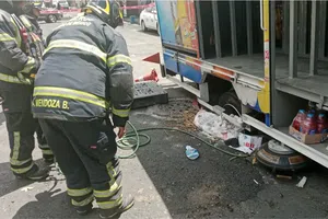 Socavones en CDMX: ahora un camión refresquero se hunde en Gustavo A. Madero