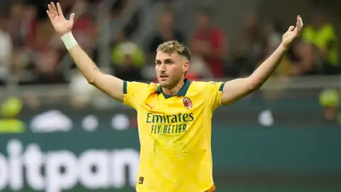 ¡De pie! San Siro aplaude y ovaciona a Santiago Giménez en victoria del Milan