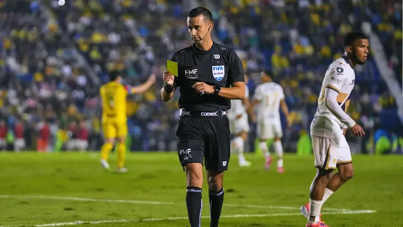 Luis Pérez, auxiliar de Efraín Juárez, arremetió tras derrota de Pumas: “Condiciona muchísimo el arbitraje”