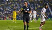 Luis Pérez, auxiliar de Efraín Juárez, arremetió tras derrota de Pumas: “Condiciona muchísimo el arbitraje”