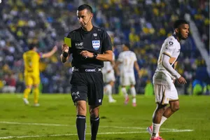 Luis Pérez, auxiliar de Efraín Juárez, arremetió tras derrota de Pumas: “Condiciona muchísimo el arbitraje”
