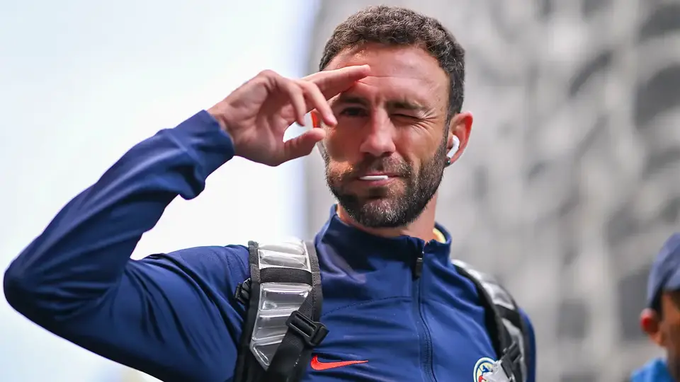 Layún se encara con aficionado de Chivas: "Te da pena que no ganen títulos"
