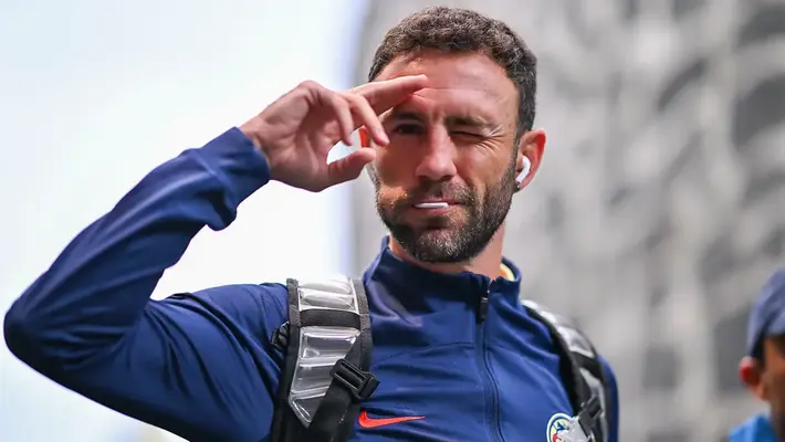 Layún se encara con aficionado de Chivas: "Te da pena que no ganen títulos"