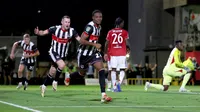 Grimsby sancionado por alinear a jugador inelegible en histórica victoria contra Manchester United