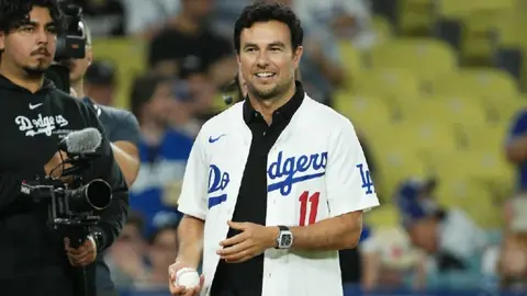 ¡Piloto y pelotero! Checo Pérez lanzó la primera bola del juego de los Dodgers