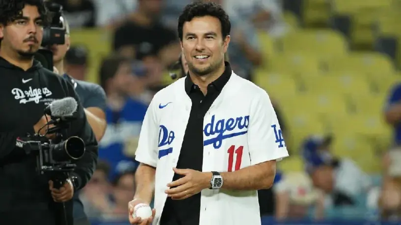 ¡Piloto y pelotero! Checo Pérez lanzó la primera bola del juego de los Dodgers