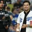 ¡Piloto y pelotero! Checo Pérez lanzó la primera bola del juego de los Dodgers