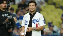 ¡Piloto y pelotero! Checo Pérez lanzó la primera bola del juego de los Dodgers