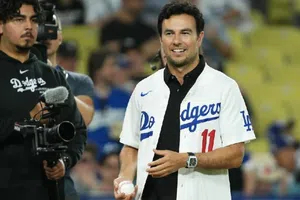 ¡Piloto y pelotero! Checo Pérez lanzó la primera bola del juego de los Dodgers