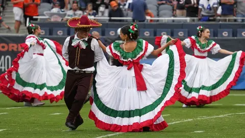 Chicago Bears celebró el Mes de la Herencia Hispana con fiesta mexicana antes del juego contra los Cowboys