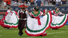 Chicago Bears celebró el Mes de la Herencia Hispana con fiesta mexicana antes del juego contra los Cowboys