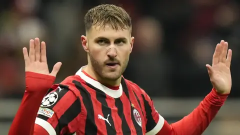 Santiago Giménez da el sí para salir del AC Milan; AS Roma busca fichar al mexicano