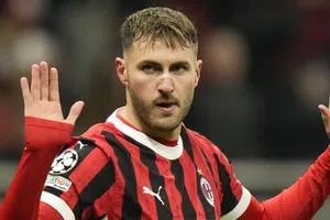 Santiago Giménez da el sí para salir del AC Milan; AS Roma busca fichar al mexicano