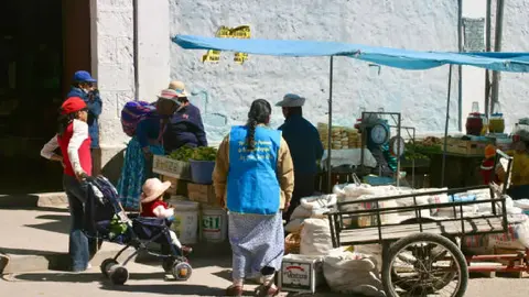 Hay más mexicanos con trabajos informales que asegurados, con contrato y prestaciones, según INEGI