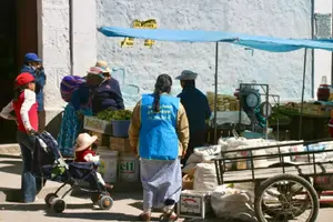 Hay más mexicanos con trabajos informales que asegurados, con contrato y prestaciones, según INEGI