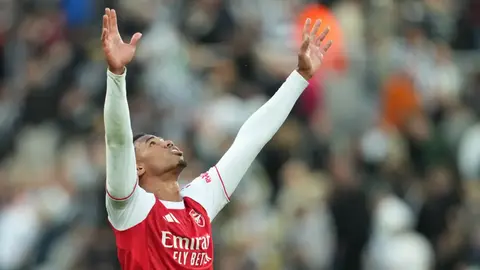 Arsenal remonta dramáticamente a Newcastle y ponen presión a Liverpool en Premier League