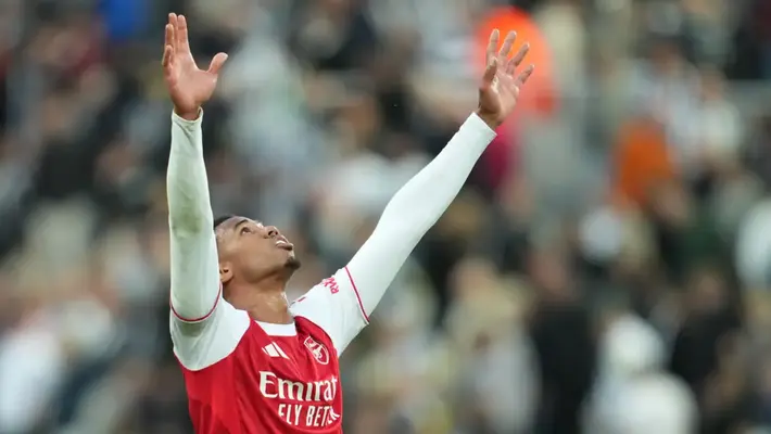 Arsenal remonta dramáticamente a Newcastle y ponen presión a Liverpool en Premier League