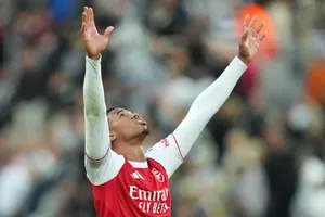 Arsenal remonta dramáticamente a Newcastle y ponen presión a Liverpool en Premier League