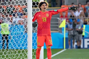 Memo Ochoa y el gesto que conmovió a México con aficionado que perdió a su familia