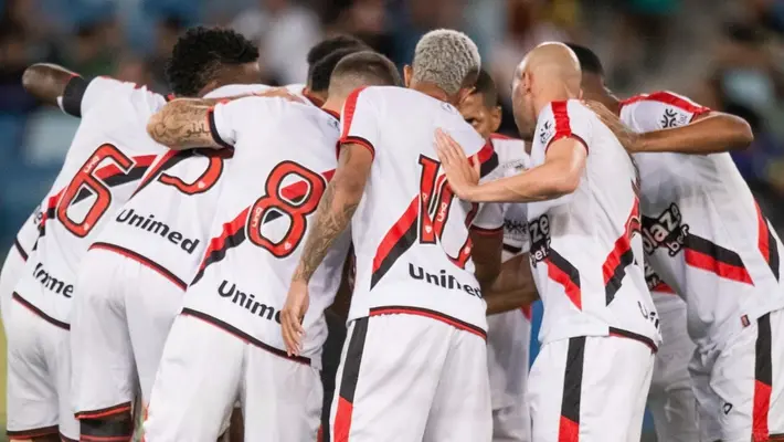 Club brasileño expulsó a seis jugadores canteranos tras foto con actriz de cine para adultos