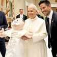 El Papa León XIV recibe peluches del Dr. Simi en el Vaticano